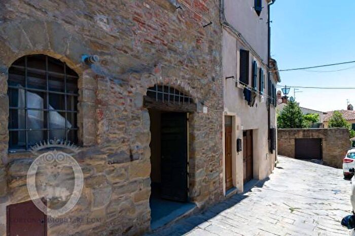 Appartamento trilocale in vendita in Via Moneti, Cortona