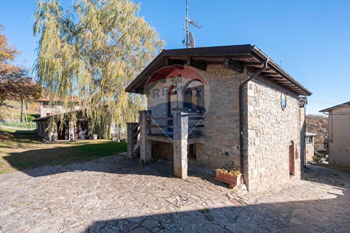 Casa con 5 locali in vendita in Tizzano Val Parma