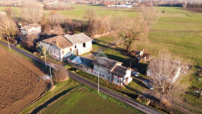 Casa con 10 locali in vendita in Via Fratelli Vecchi, Reggio Emilia