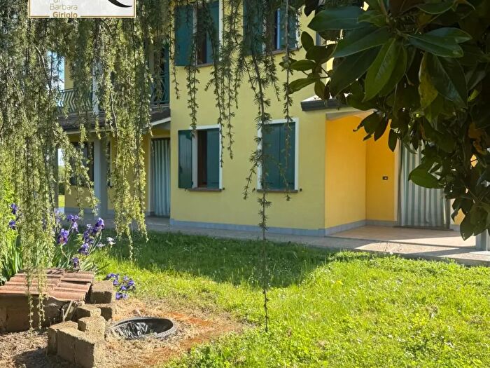 Casa con 11 locali in vendita in Urbana