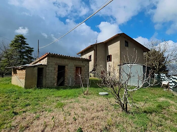 Casa con 7 locali in vendita in Gubbio