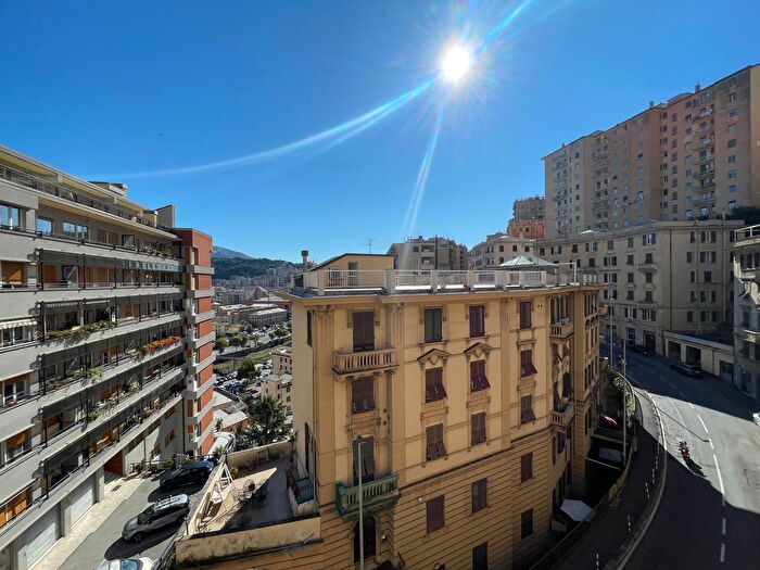 Appartamento con 7 locali in vendita in Via Leonardo Montaldo, Genova
