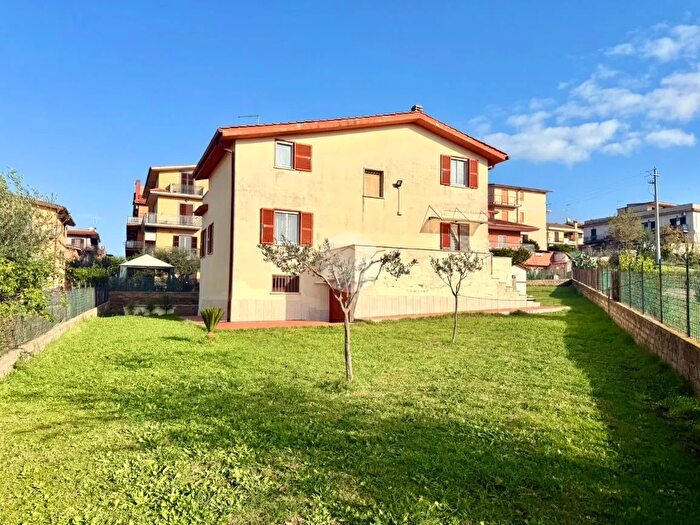 Casa con 5 locali in vendita in Via Controne, Roma