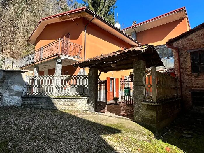 Casa quadrilocale in vendita in Via Pilligroni, Gropparello