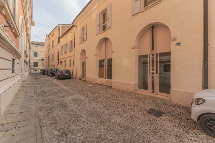 Appartamento quadrilocale in vendita in Via del Gambero, Ferrara