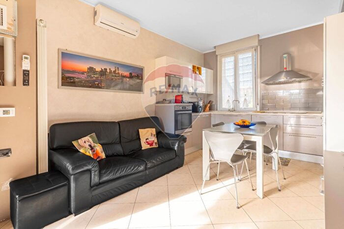 Appartamento trilocale in vendita in Via Luciano Manara, Rho