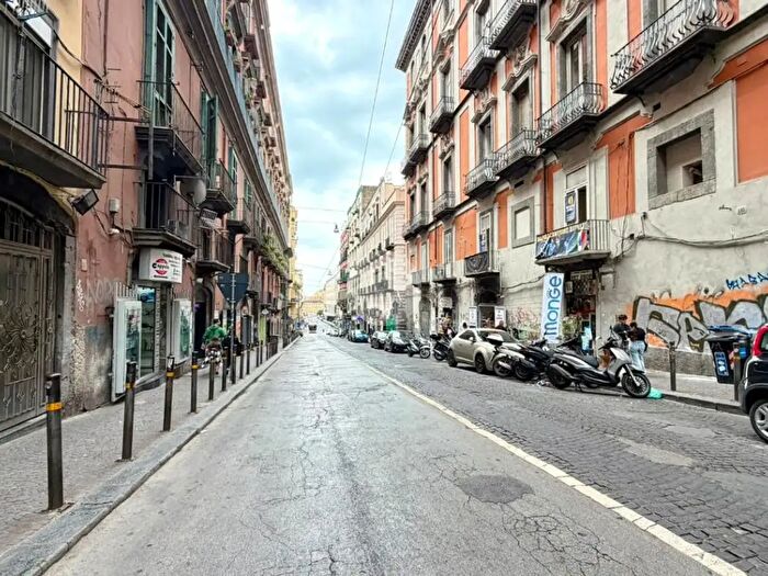 Appartamento trilocale in affitto in Via SantAnna dei Lombardi, Napoli