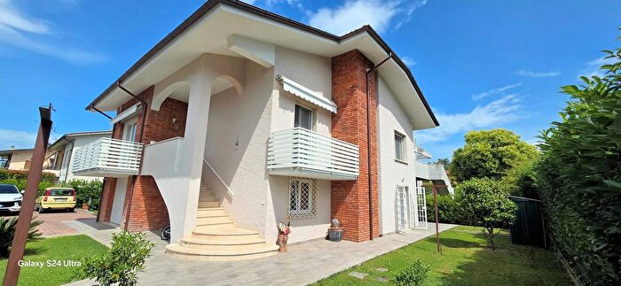 Casa con 9 locali in vendita in Ponte Buggianese