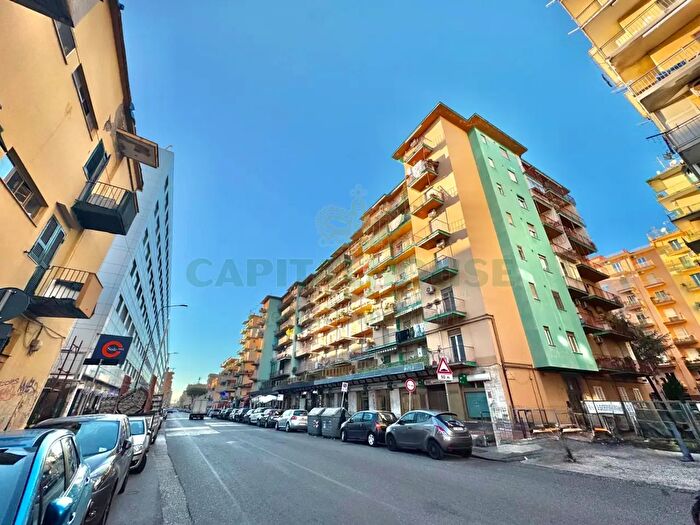 Appartamento trilocale in vendita in Via Gennaro Capuozzo, Napoli
