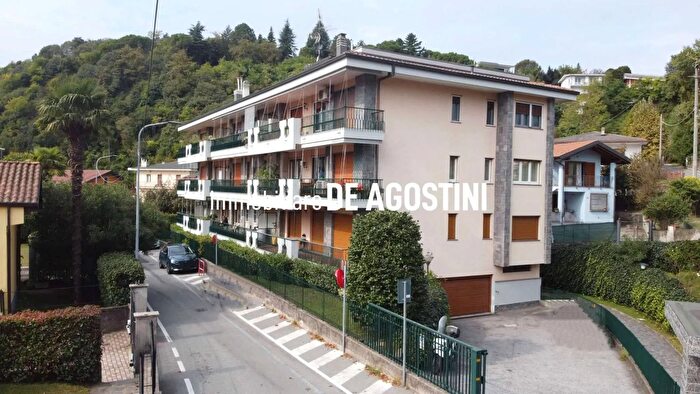 Appartamento con 6 locali in vendita in Via Vignetta Arona Novara, Arona