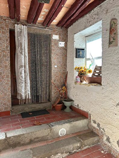 Casa con 5 locali in vendita in Pescaglia