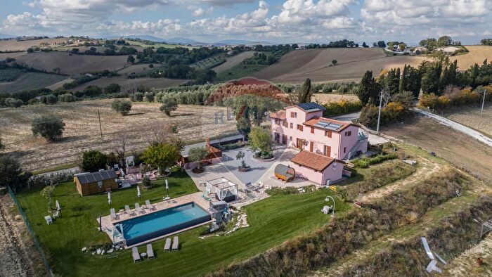 Casa con 14 locali in vendita in Strada ScapezzanoRoncitelli, Senigallia