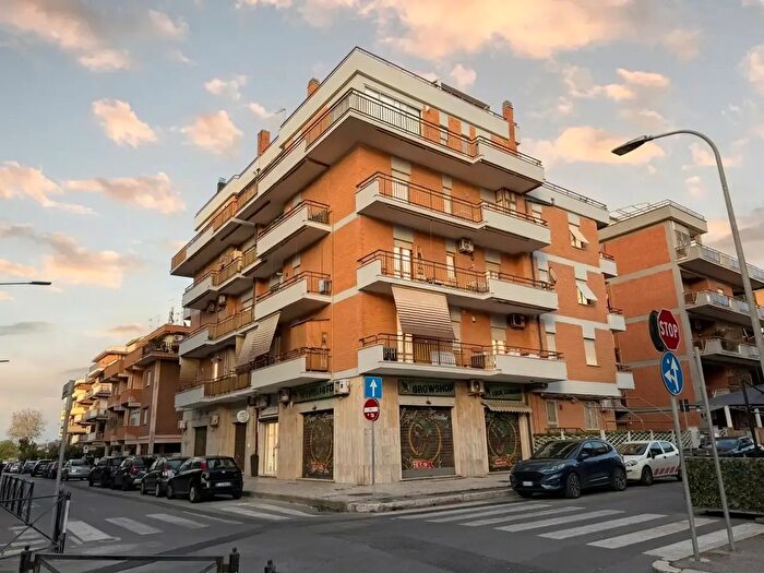 Appartamento trilocale in vendita in Via Olanda, Pomezia