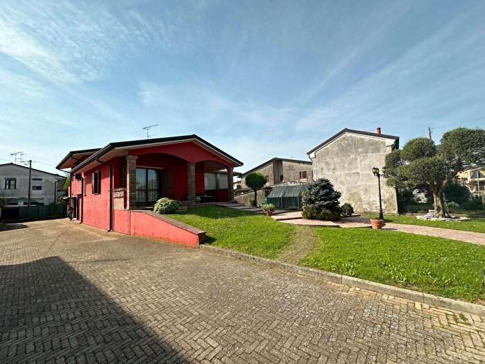 Casa con 7 locali in vendita in Viale dei Mille, Rovigo