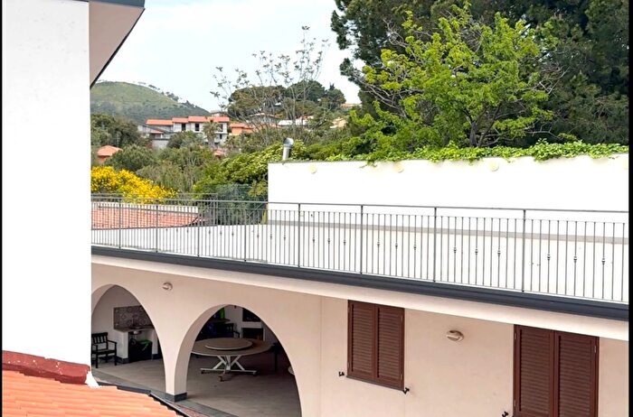 Casa con 13 locali in vendita in Via NicolosiPedara, Pedara