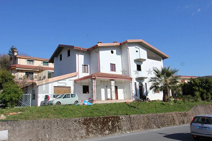 Appartamento con 5 locali in vendita in Via Nazionale Snc, Marzi