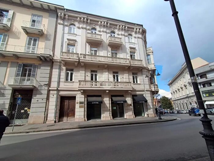 Appartamento con 6 locali in affitto in Via Francesco De Sanctis, Avellino