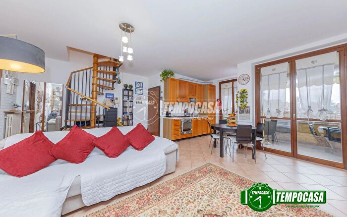 Appartamento quadrilocale in vendita in Via Emilia, Vermezzo con Zelo