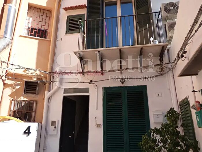 Appartamento trilocale in vendita in Piazza Rossi, Palermo