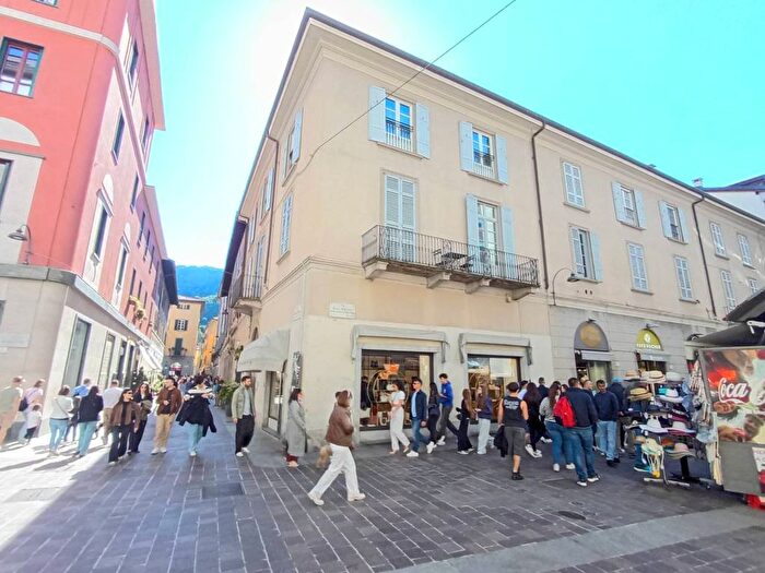 Appartamento bilocale in affitto in Via V Giornate, Centro Storico, Como