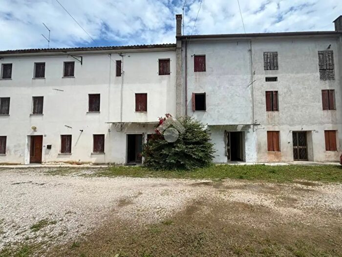 Casa con 10 locali in vendita in Via Levada, Godega Di Sant'Urbano