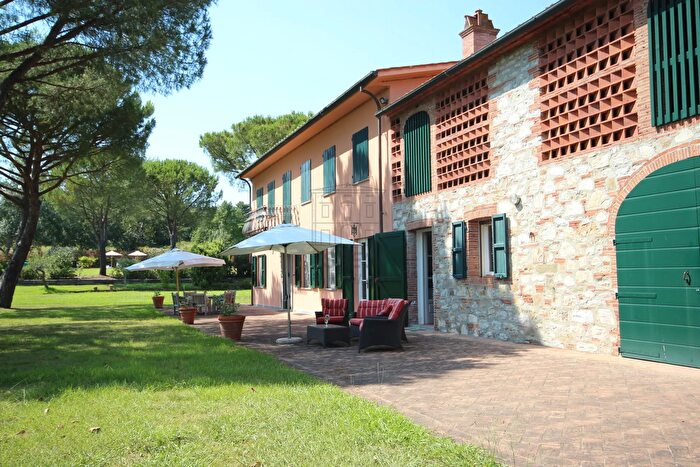 Casa con 10 locali in vendita in Lucca