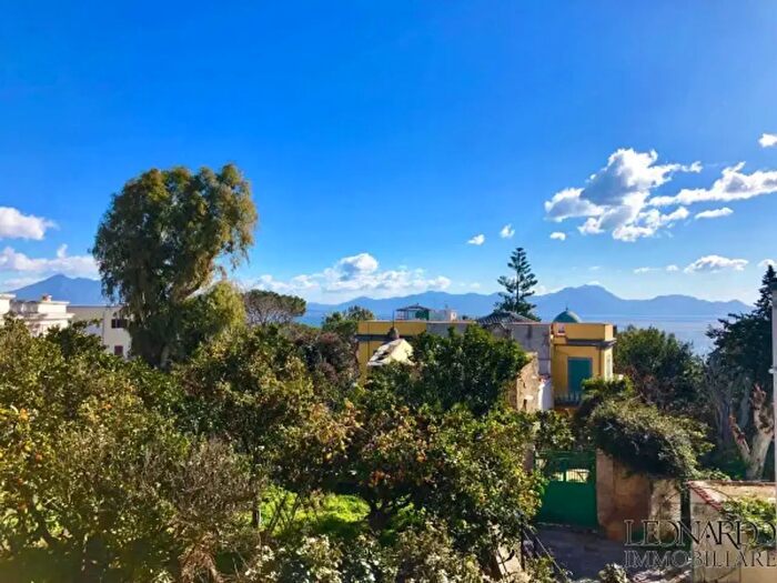 Appartamento con 6 locali in vendita in Via Francesco Petrarca, Napoli