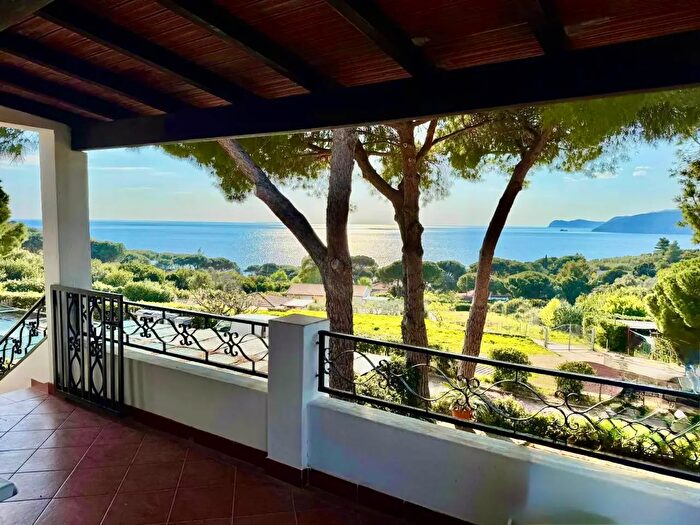 Casa con 8 locali in vendita in Capoliveri