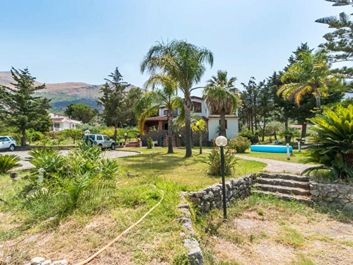 Casa con 8 locali in vendita in Via Milazzo, Carini