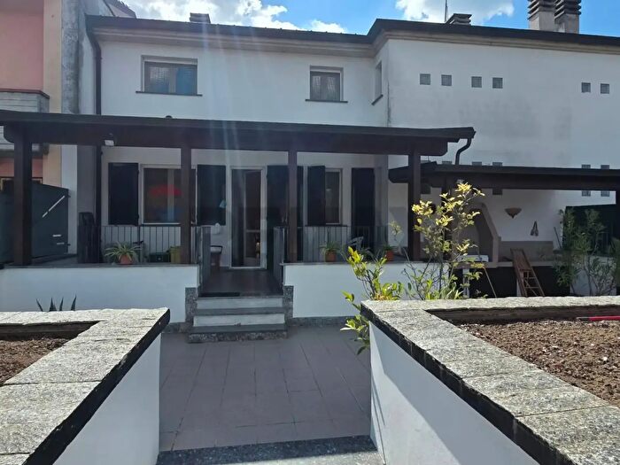 Appartamento con 6 locali in vendita in Via Parigi, Collecchio