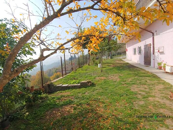 Casa con 5 locali in vendita in Casina