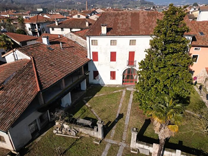 Casa con 8 locali in vendita in Viale Europa, San Vito Di Leguzzano