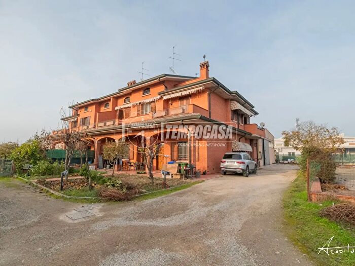 Appartamento con 5 locali in vendita in Via Montecuccoli, Soliera