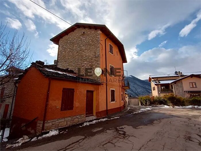 Casa con 8 locali in vendita in Fanano