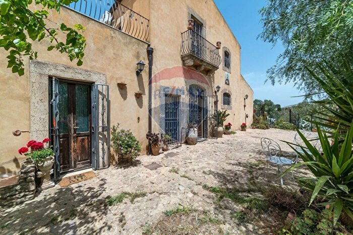 Casa con 12 locali in vendita in Contrada San Mauro, Caltagirone