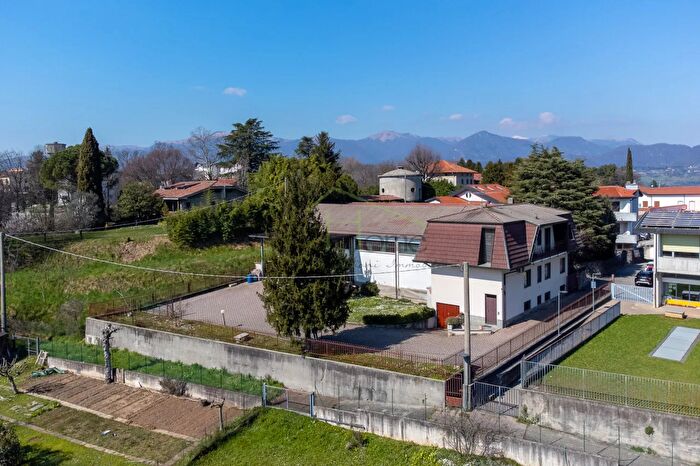 Casa con 6 locali in vendita in Via Don Minzoni, Rogeno