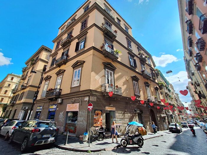 Appartamento con 6 locali in vendita in Via Miroballo, Napoli