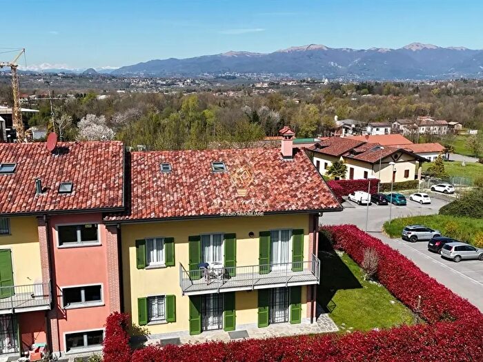 Appartamento quadrilocale in vendita in Via Fontana, Cassago Brianza