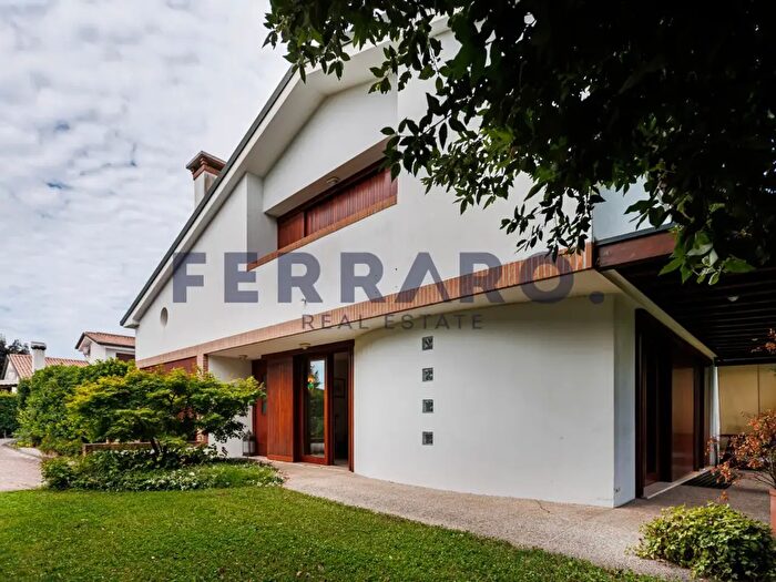 Casa con 6 locali in vendita in Via Amendola, Paese