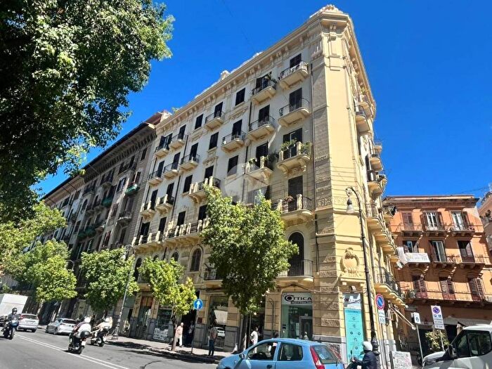 Appartamento quadrilocale in affitto in Via Roma, Kalsa, Palermo