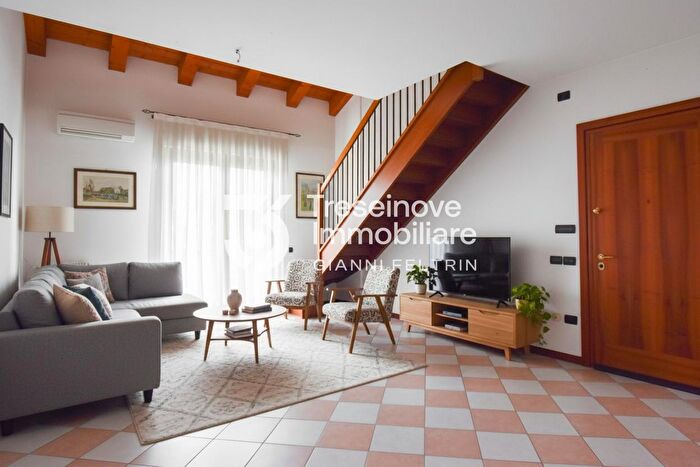 Appartamento con 5 locali in vendita in Via Chiesa, Paese