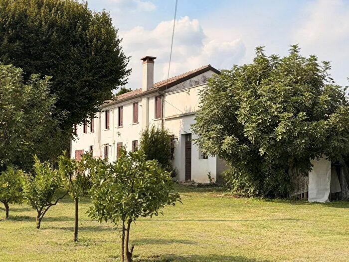 Casa con 10 locali in vendita in Via Sant'Alberto, Giacciano Con Baruchella