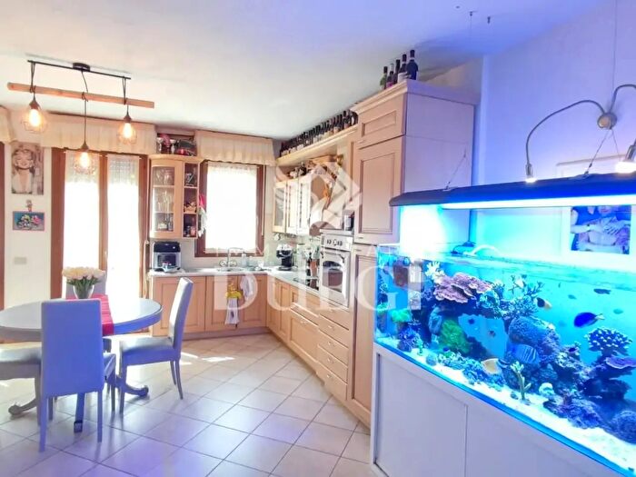 Casa con 6 locali in vendita in Viareggio