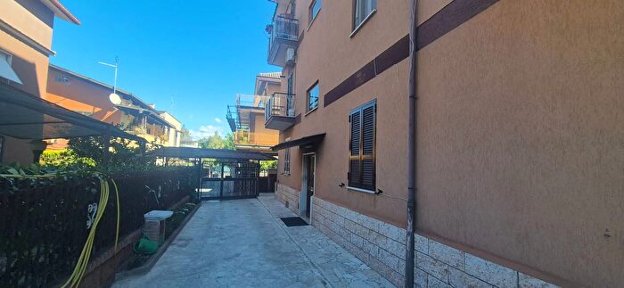 Appartamento trilocale in vendita in Via Nicandro, Roma