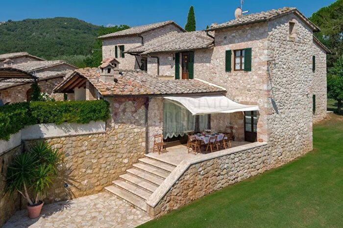 Casa con 13 locali in vendita in Sovicille