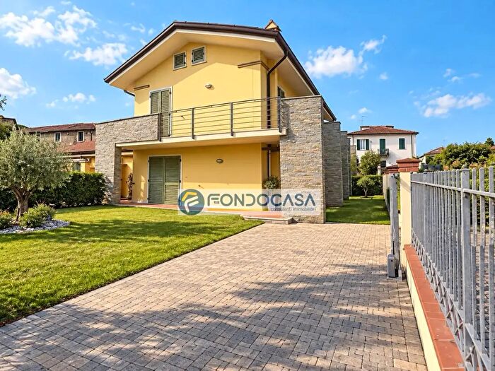 Casa quadrilocale in vendita in Via Giovan Pietro, Carrara