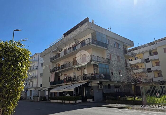 Appartamento con 5 locali in vendita in Viale Iº Maggio, Scalea