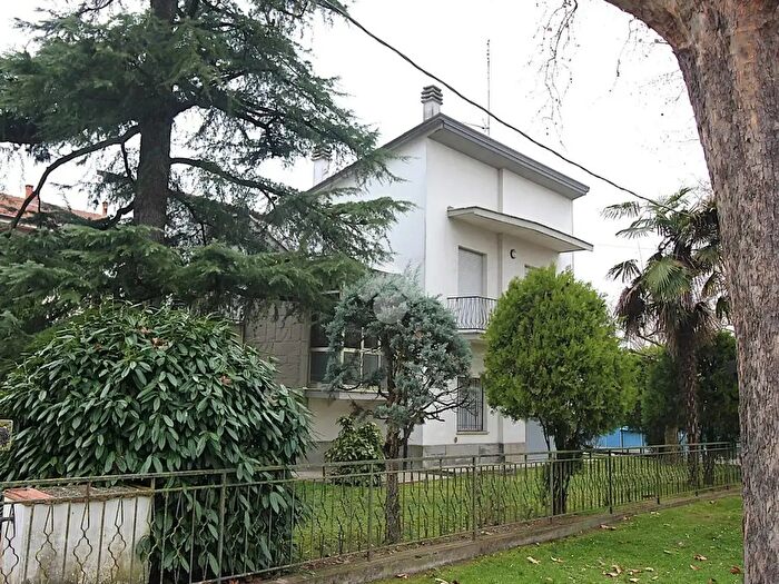 Casa quadrilocale in vendita in Via Raggi, Imola