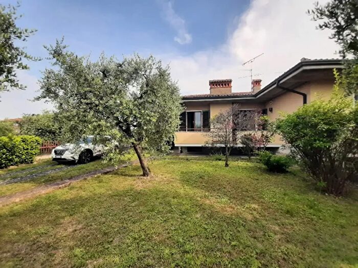 Casa quadrilocale in vendita in Via Benaco, Puegnago Sul Garda