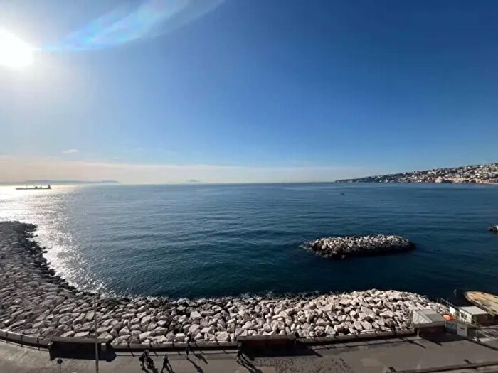 Appartamento trilocale in affitto in Via Ugo Foscolo, Napoli